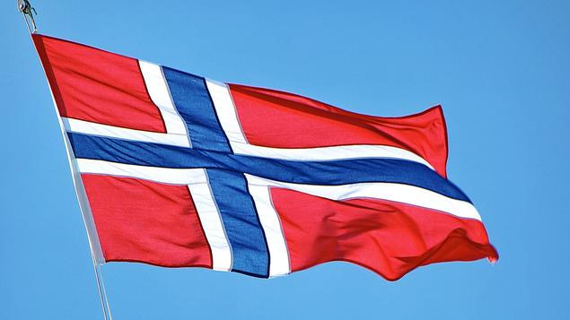 Det norske flagg som vaier i vinden.