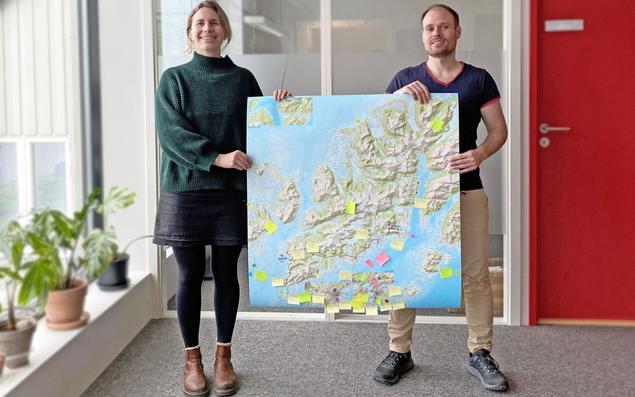 Kart er en viktig del av metodikken når seniorforskerne Unn Haukenes Holgersen og Julien Lebel forsker på transportutfordringer i Lofoten. Foto: Solveig Øye Bjørdal