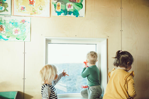 bilde av tre barn. foto Henriette Iversen