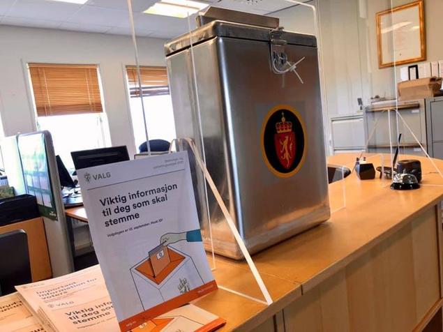 Bilde av valgurnen ved servicekontoret.